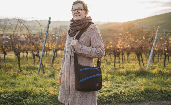 A person carrying the Icon as a shoulder bag.